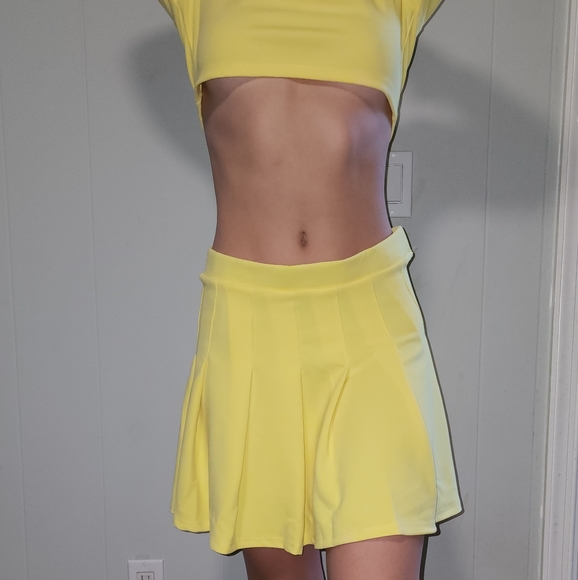 NWT Dolls Kill Sexy Lemon 🍋 Yellow Pleated Skirt Set . - Picture 7 of 7